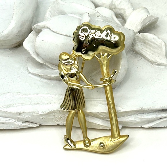 Brooch Woman Golfing Humour 2 1/4" Glossy Gold Tone Signed AJC - Picture 2 of 4